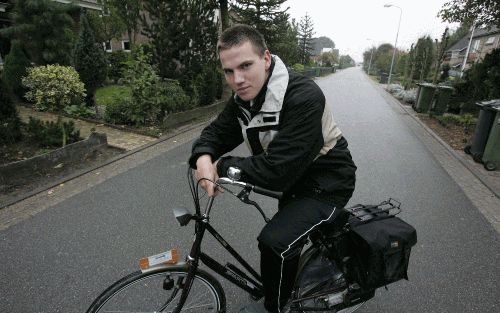 NEDERHEMERT â€“ De 17 jarige Pieter op ’t Hof uit Nederhemert rijdt op een Spartamet sinds hij voor de tweede keer een ongeluk met zijn brommer kreeg. Foto William Hoogteyling