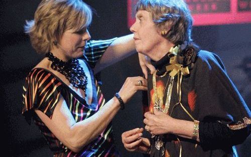 AMSTERDAM â€“ Prinses Laurentien speldt een broche op bij Tonke Dragt. De schrijfster ontving dinsdagavond de Griffel der Griffels voor haar boek ”De brief voor de Koning” (1963). Deze griffel is de prijs voor het beste kinderboek van de afgelopen halve e