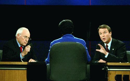 CLEVELAND â€“ De Amerikaanse vice president, Cheney (l.), en zijn Democratische uitdager, Edwards, kruisten de afgelopen nacht de degens in een televisiedebat. Centraal stonden IsraÃ«l en de situatie in Irak. Foto EPA