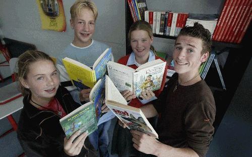 NIEUW LEKKERLAND â€“ Wegdromen met een boek is er voor veel jongeren niet meer bij. V.l.n.r.: Marion Visser (12), Coen Breedveld (13), Rianne van Hoepen (15) en Sander Kalkman (15) vullen hun vrije tijd op verschillende wijze in. Foto Martin Droog