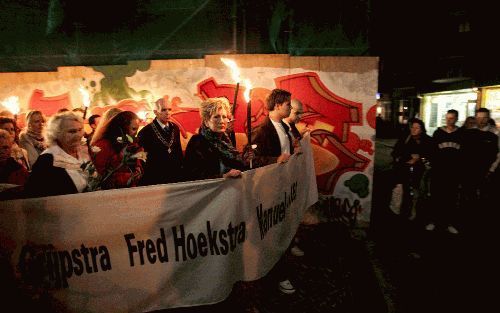 LEEUWARDEN â€“ Ongeveer 1500 mensen, onder wie burgemeester Dales, liepen donderdagavond in Leeuwarden mee in een stille tocht voor Manuel Fetter. Foto ANP