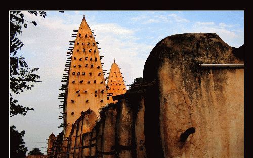 BOBO DIOULASSO â€“ De Grote Moskee van Bobo Dioulasso, de tweede stad van Burkina Faso. Afval van de islam wordt in het Afrikaanse land, waar meer dan de helft van de bevolking moslim is, streng bestraft. Foto RD, Sjaak Verboom