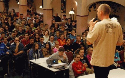 URK â€“ Ex diskjockey Luut Schraal vertelt de bomvolle zaal in gebouw Irene over zijn ommekeer. „God heeft mij aangeraakt.” Foto Hans Veenhuis