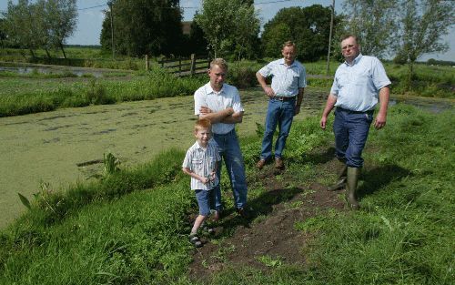 BERKENWOUDE â€“ Drie leden van de Vereniging Duurzame Waterbeheersing en Landbouw Krimpenerwaard (DWLK) bij een verzakte bouw van muskusratten. Door het gegraaf van de ratten ontstaan onveilige situaties voor mens en dier. De drie agrariÃ«rs hebben namens