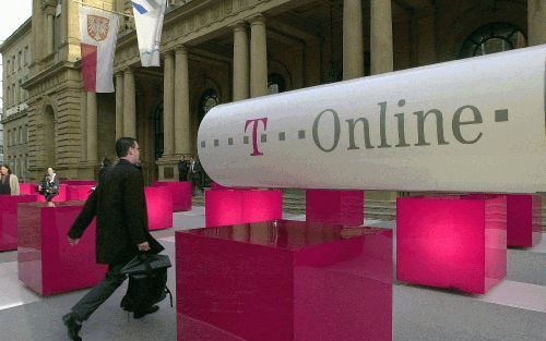 HAMBURG â€“ Naar schatting 1,5 miljoen aandeelhouders krijgen de keus hun stukken T Online om te wisselen voor die van Deutsche Telekom of een vergoeding in contanten aan te nemen tegen de huidige koers van het aandeel van 8,99 euro. Bij de beursgang 3,5 