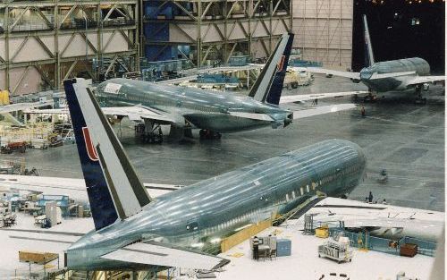 SEATTLE â€“ Het schrappen door het Amerikaanse Congres in de defensiebegroting voor 2005 heeft aanzienlijke gevolgen voor vliegtuigfabrikant Boeing. Onder meer een lucratief contract voor de levering van tankvliegtuigen gaat niet door. Foto: een montageha