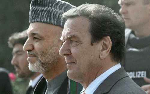 KABULâ€“ De Duitse bondskanselier Gerhard SchrÃ¶der (r.) ontmoette maandag in Kabul de Afghaanse president Hamid Karzai. Het zittend Afghaanse staatshoofd is volgens de peilingen winnaar van de zaterdag gehouden verkiezingen. Foto EPA