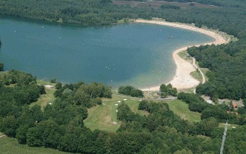 HEERDE â€“ Het voortbestaan van het Heerderstrand bij Heerde is in het geding, vindt een nieuw opgerichte stichting. Ze maakt zich zorgen om commerciÃ«le plannen rond de golfbaan (op de voorgrond). De belangengroep zet alles op alles om de plannen te dwar