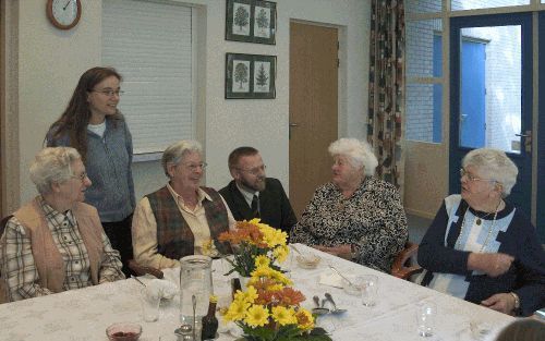 NUNSPEET â€“ Directeur Hoving (3e van rechts) en maatschappelijk werkster Van den Bosch (2e van links) in gesprek met enkele ouderen die aan de open maaltijd van het jubilerende protestants christelijke ouderenwerk Het Venster hebben deelgenomen. „Dit wer