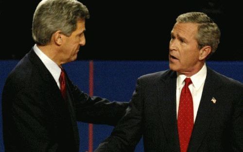 TEMPE - De Amerikaanse president George W. Bush en de Amerikaans senator John Kerry geven elkaar de hand na het laatste televisie debat. Foto EPA