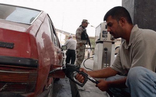 BAGDAD â€“ Een Iraakse man kan eindelijk de tank van zijn auto vullen nadat hij uren in de rij heeft gestaan bij een benzinestation. Hoewel Irak vermoedelijk de grootste oliereserves ter wereld bezit, worstelt het land momenteel met een brandstofcrisis. D