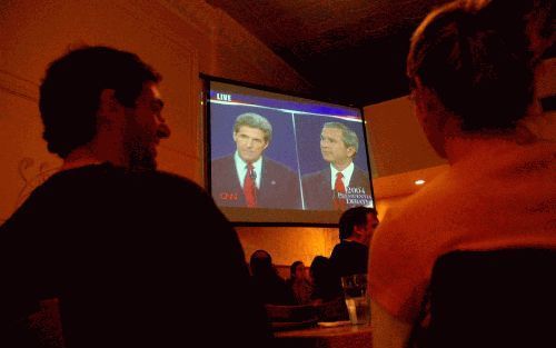 WASHINGTON - In het derde en laatste verkiezingsdebat tussen de presidentskandidaten Bush en Kerry gingen beiden woensdag vooral in op binnenlandse kwesties. In veel restaurants en op andere publieke plaatsen in de VS worden de tv-debatten intensief gevol