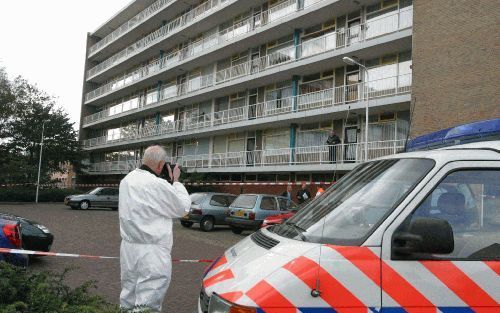 NAALDWIJK - Politiemensen doen donderdagochtend sporenonderzoek bij de flat in Naaldwijk waar zich een familiedrama heeft afgespeeld. In een woning werden een moeder en drie van haar kinderen met ernstige steekwonden aangetroffen. De vrouw is later in het