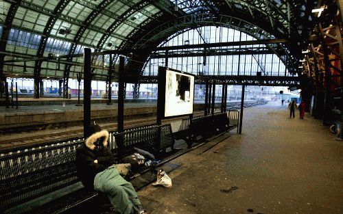 AMSTERDAM â€“ Een nagenoeg leeg perron tijdens het spitsuur donderdagochtend op het Centraal Station in Amsterdam. Vakbondsacties legden in het hele land het treinverkeer lam. Foto ANP