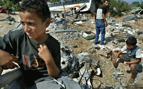 BEIT LAHIYA â€“ Palestijnse kinderen doorzoeken de restanten van verwoeste huizen in het plaatsje Beit Lahiya, in het noorden van de Gazastrook. IsraÃ«lische troepen verwoestten donderdag opnieuw tientallen huizen van vermeende terroristen. Foto EPA