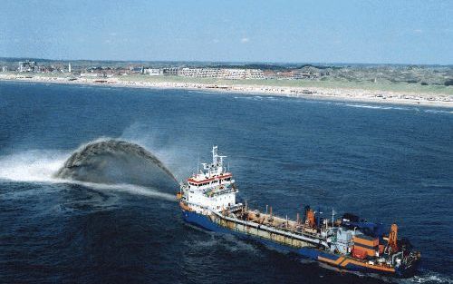 GORINCHEM â€“ Baggeraar Van Oord behoort tot de top in de baggerwereld en blaakt van zelfvertrouwen. Het concern voorziet een groeiende markt. Op de foto spuit een schip zand op bij het strand van Egmond. Foto Aeroview