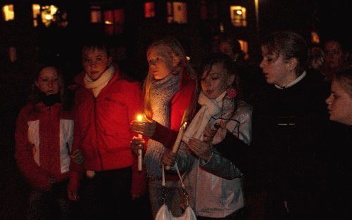 ZEEWOLDE - Een groep van enkele honderden mensen loopt maandagavond in Zeewolde mee in een spontaan ontstane stille tocht ter nagedachtenis van de vijf jongeren die zondagmorgen om het leven kwamen bij een verkeersongeval bij Almelo. De slachtoffers waren