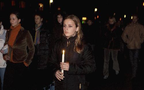 ZEEWOLDE: Een groep van enkele honderden mensen loopt maandagavond in Zeewolde mee in een spontaan ontstane stille tocht ter nagedachtenis van de vijf jongeren die zondagmorgen om het leven kwamen bij een verkeersongeval bij Almelo. De slachtoffers waren 