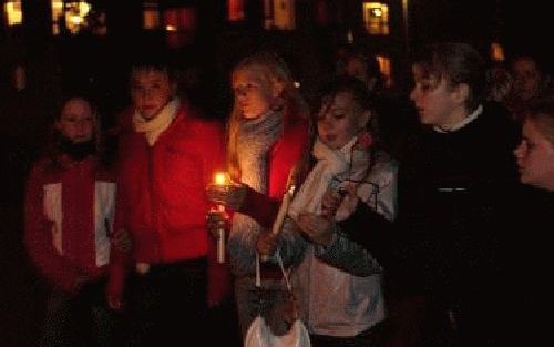 ZEEWOLDE -Een groep van 1000 mensen heeft maandagavond in Zeewolde deelgenomen aan een spontaan totstandgekomen stille tocht ter nagedachtenis van de vijf jongeren die zondagmorgen om het leven kwamen bij een verkeersongeval op de snelweg bij Almelo. Foto