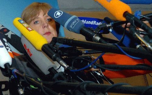 BERLIJN â€“ De voorzitter van de Duitse christen democraten, Angela Merkel, praatte maandag met verslaggevers tijdens een persconferentie in Berlijn. Prominente CDU’ers schaarden zich maandag achter Merkel om speculaties over een mogelijke revolte tegen d