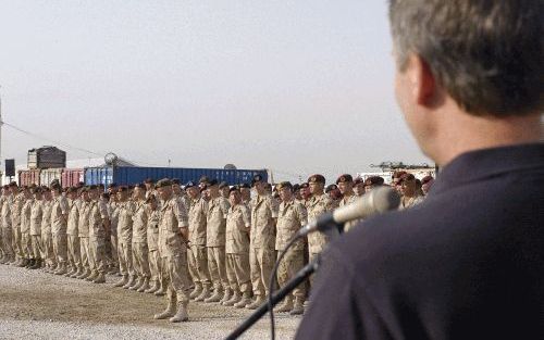 AS SAMAWAH - Minister Kamp van Defensie spreekt dinsdagochtend de mannen en vrouwen op Camp Smitty in As Samawah, Irak toe tijdens het ochtendappel. Foto ANP