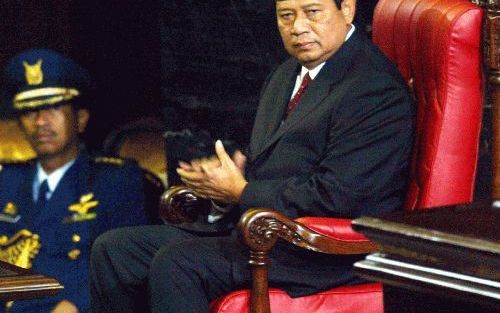 JAKARTA - De nieuwe Indonesische president Susilo Bambang Yudhoyono woensdag na de inauguratieceremonie in het parlementsgebouw van Jakarta. Hij is de vijfde president van het land in zes en een half jaar. Foto: EPA