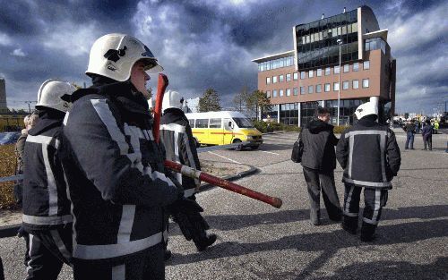 ZAANDAM â€“ Zo’n tachtig mensen moesten donderdag een bedrijfsverzamel gebouw aan de Provincialeweg in Zaandam verlaten omdat er gevaar voor instorting zou bestaan. De bouwer kon echter geen constructiefout ontdekken. Foto FBF.NL