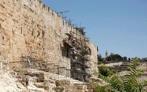 JERUZALEM â€“ De zuidelijke muur van de Tempelberg in Jeruzalem staat gedeeltelijk in de steigers. JordaniÃ«rs proberen een uitstulping te herstellen die is ontstaan door ondeugdelijke werkzaamheden van moslims op de Tempelberg. Foto Alfred Muller