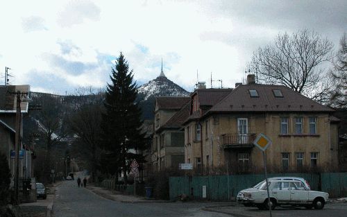 De zendtoren op de Jested is niet voor publiek toegankelijk, maar vanaf een bordes op de eerste verdieping is bij mooi weer zelfs Praag â€“dat ruim 100 kilometer zuidelijker ligtâ€“ te zien. Foto RD