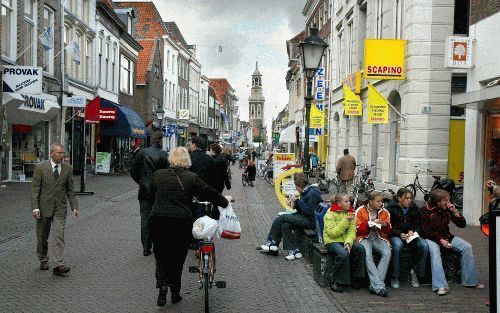 KAMPEN â€“ Kampen telt meer dan twintig geloofsrichtingen. Al die opvattingen kom je op de Oudestraat tegen. Een jonge moeder, met een vlugge blos op haar wangen. „Een NBV? Wij lezen nog in de Statenvertaling, elke dag.” Een mevrouw komt bepakt en gezakt 