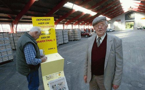 BARNEVELD â€“ Oud marktmeester G. van de Beek uit Barneveld wil de Markthal in zijn woonplaats redden van de slopershamer. Maandag worden 4000 handtekeningen overhandigd aan het gemeentebestuur. Foto RD, Anton Dommerholt