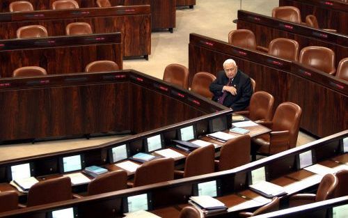 JERUZALEM â€“ De IsraÃ«lische premier Ariel Sharon had maandagochtend een moment voor zichzelf in de Knesset, het IsraÃ«lisch parlement. Kort daarna diende de premier zijn wetsvoorstel in over de terugtrekking uit de Gazastrook en delen van de Westoever. 