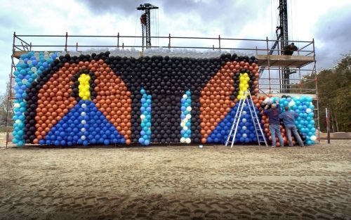 DEN HAAG - De nieuwe Hubertustunnel in Den Haag, nagemaakt met ballonnen. De Haagse wethouder van Verkeer, B. Bruins, gaf maandag het startsein voor het boren van de 1600 meter lange tunnel. - Foto ANP