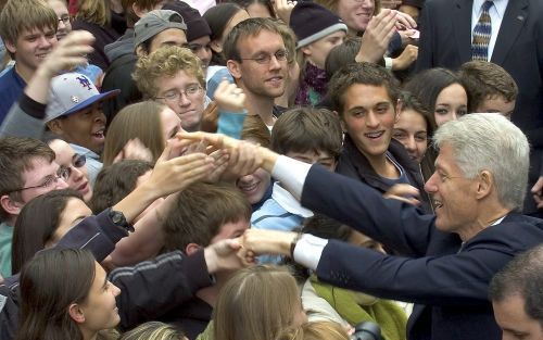 PHILADELPHIA â€“ De Amerikaanse ex-president Bill Clinton heeft maandag, luid toegejuicht door duizenden aanhangers, campagne gevoerd voor zijn partijgenoot John Kerry in Pennsylvania, een van de ”swing states” bij de Amerikaanse verkiezingen aanstaande d