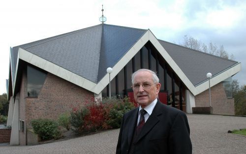 DAMWOUDE â€“ Ds. P. Roos uit Damwoude herdenkt deze week zijn 40-jarig ambtsjubileum binnen de Christelijke Gereformeerde Kerken. „Je hebt hier in ons dorp wel zeven soorten christelijke gereformeerden, die ’s zondags overal naartoe zwerven. Iedereen zoek