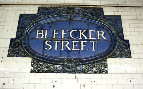 NEW YORK â€“ Aan de muur van het metrostation Bleeckerstreet hangt nog het eerste naambordje van honderd jaar terug. Foto RD