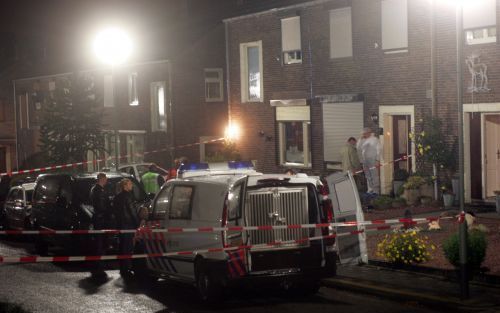 LANDGRAAF - Bij een schietpartij in een woning in het Limburgse Landgraaf zijn de afgelopen nacht drie doden gevallen. Twee mannen en een vrouw kwamen om het leven. Buren hoorden schoten en waarschuwden de politie. Een kind van ruim anderhalf jaar is onge