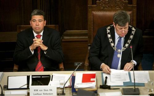 ROTTERDAM - Wethouder Van Sluis (l.) en burgemeester Opstelten donderdag bij de buitengewone raadsvergadering naar aanleiding van het rapport van de Rotterdamse rekenkamer over de bankgaranties van het Havenbedrijf. Foto ANP