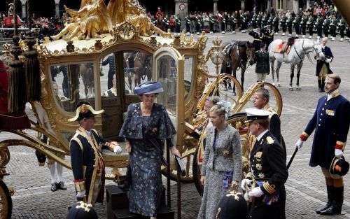 Koningin Beatrix stapt uit de Gouden Koets op het plein voor de Ridderzaal. Negenentwintig procent van de Nederlandse bevolking denkt dat de monarchie in de 21e eeuw zal verdwijnen. Foto ANP