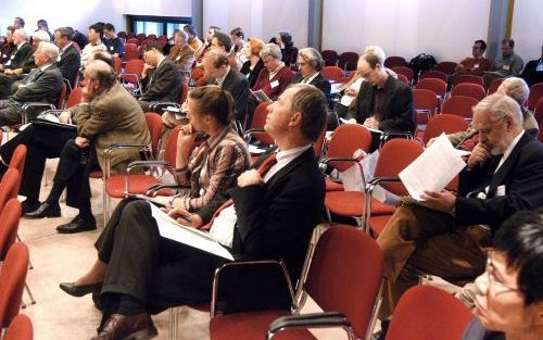 AMSTERDAM â€“ Prof. G. Harinck, een van de sprekers op het driedaagse Bavinck congres: „Elke nationaliteit, ieder mens, er lijkt geen einde aan het christendom van Bavinck. Waarom zo weids, Herman, zullen zijn Kamper collega’s gedacht hebben.” Foto: Dick 