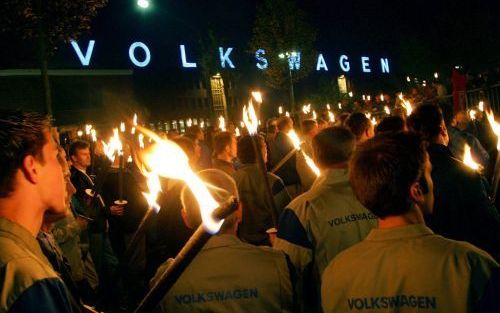 KASSEL/WOLFSBURG &#61559;â€“ Werknemers van Volkswagen houden een protestmars voor de fabriek in Kassel. De salarisbesprekingen tussen vakbond en directie zijn opgeschort nadat gisteren bekend werd dat Volkswagen opnieuw een winstdaling te verwerken krijg