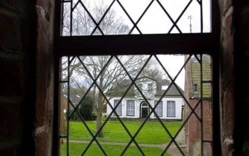 ULRUM â€“ Buiten, vlak bij de kerk, staat een groot wit huis. Volgens het routeboekje nu een rijksmonument. Van 1829 tot 1834 woonde hier ds. De Cock. Foto RD, Anton Dommerholt