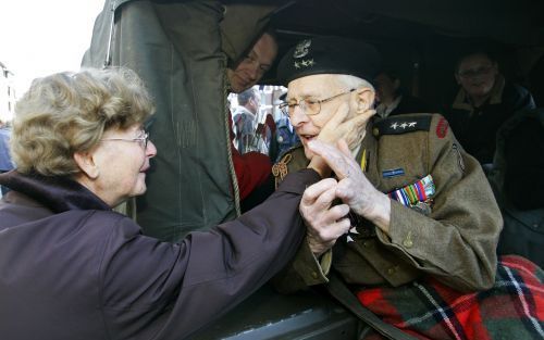 BREDA - De 91-jarige Poolse veteraan kapitein Roman Stolarz wordt begroet door een vrouw uit het publiek tijdens een tocht met oude legervoertuigen. Stolarz is de oudste nog levende Poolse veteraan die bij de Bredase bevrijding in de Tweede Wereldoorlog b