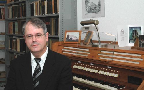 BROEKSTERWOUDE â€“ Ds. H. H. de Haan, christelijk gereformeerd predikant in Broeksterwoude, herdenkt deze week zijn 25-jarig ambtsjubileum. Al op 11 jarige leeftijd werd hij organist in de christelijke gereformeerde kerk in Dokkum. De liefde tot het orgel