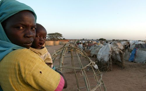 NYALA â€“ Een vrouw met kind in een vluchtelingenkamp bij Nyala, in het zuiden van Darfur. Het Sudanese leger zou een aantal kampen in Darfur omsingelen en afsnijden van voedselvoorziening. Foto EPA