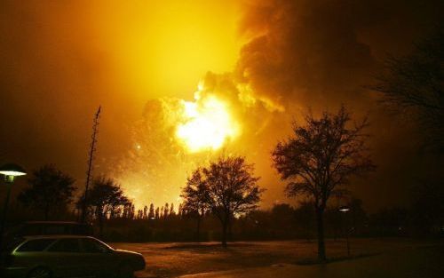 KOLDING - Vlammen stijgen op van de vuurwerkfabriek die door een explosie is getroffen. Zover bekend zijn er alleen tientallen gewonden gevallen. Er wordt een brandweer nog vermist. Foto EPA