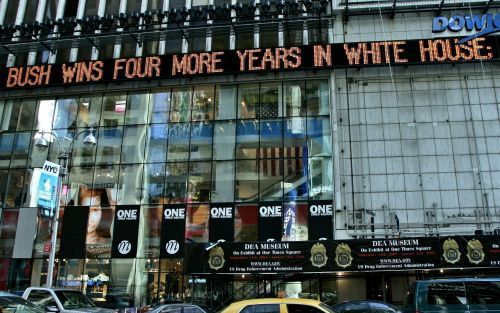 Kees Heesters: De reden dat de Democraten blijven verliezen is niet dat er geen „gelovige” Democraten zijn, maar dat ze posities innemen die religieuze kiezers tegenstaan. Foto: een elektronische nieuwskrant op Times Square in New York meldde woensdag de 