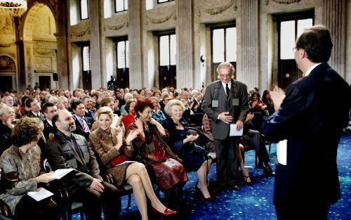 AMSTERDAM â€“ Voorzitter A. Rinnooy Kan (r.) van de stichting Praemium Erasmianum reikte donderdag in Amsterdam de Erasmusprijs uit aan liberale islamitische denkers. Foto (v.l.n.r.): prinses Margriet, Abdulkarim Soroush, prinses Máxima, Fatema Mernissi, 