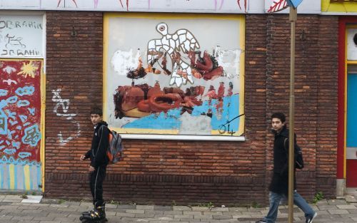 ROTTERDAM â€“ Op last van de politie werd woensdag de tekst van het zesde gebod, ”Gij zult niet doden”, van de muur van een atelier in Rotterdam gehaald. De PvdA heeft vrijdag vragen gesteld over het politieoptreden. Foto Henk Kievit