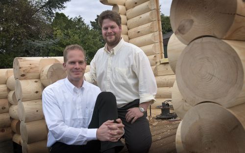 GOOR â€“ Edward (l.) en Paul van Arragon: „Er is een behoorlijke groep vijftigplussers die geld heeft voor de aankoop van een chalet.” De broers begonnen in 2001 met Van Arragon Chalet Bouw. Ze hebben nu negen man in dienst, de omzet is gestegen tot 1 mil